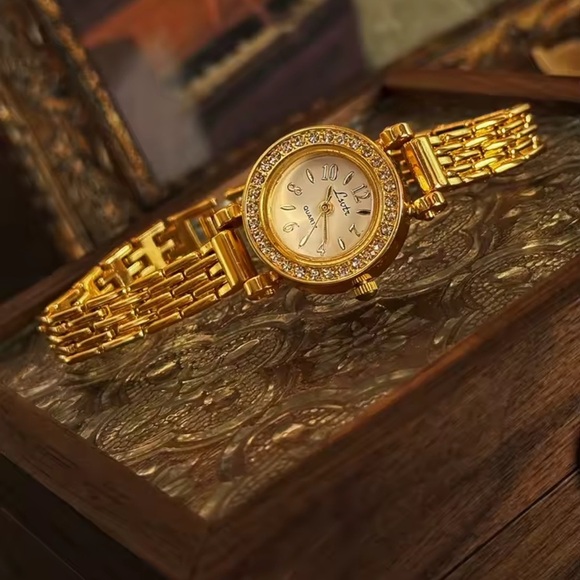 Vintage Classic Gold Women\'s Watch main image 5